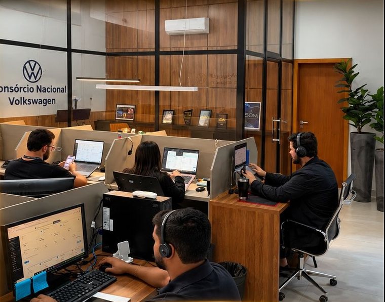 Operação do Consórcio Nacional Volkswagen, com a equipe da C4 trabalhando