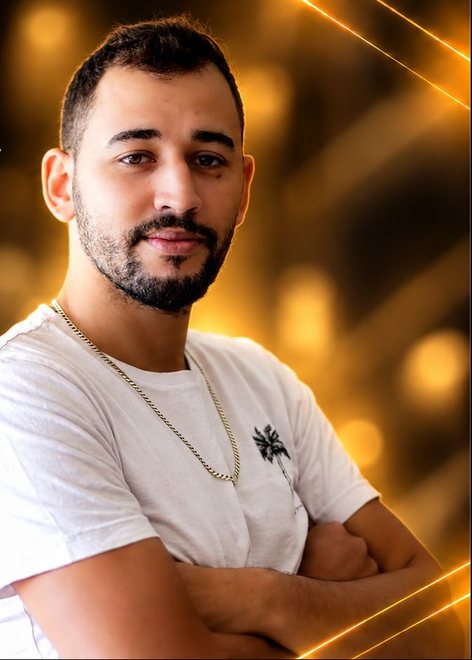 Retrato de Daniel Pedrosa, de camiseta branca e corrente, braços cruzados