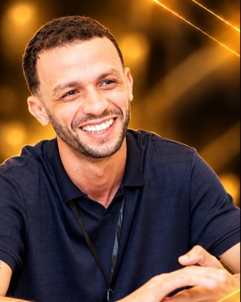 Retrato de Pedro Marques sorrindo, de camisa azul-marinho
