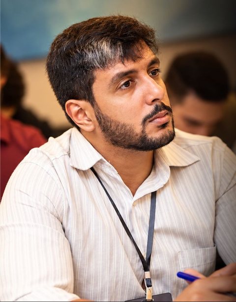 Retrato de Tiago Almeida, de camisa listrada, durante um treinamento