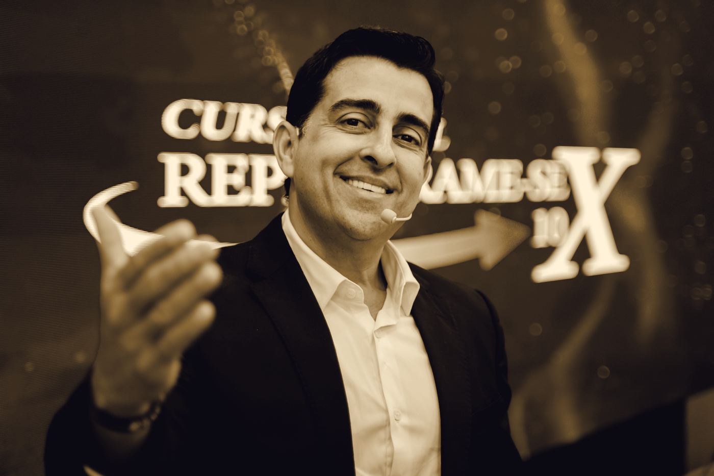Isaac Santos sorrindo e gesticulando durante uma apresentação